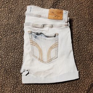 LIGHT WASH HOLLISTER CUT OFFS